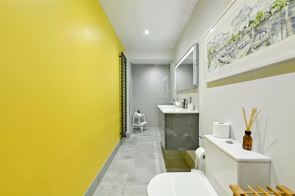 Additional image 10 of 2 bed flat for saleStation Road, Henley-On-Thames, Oxfordshire RG9