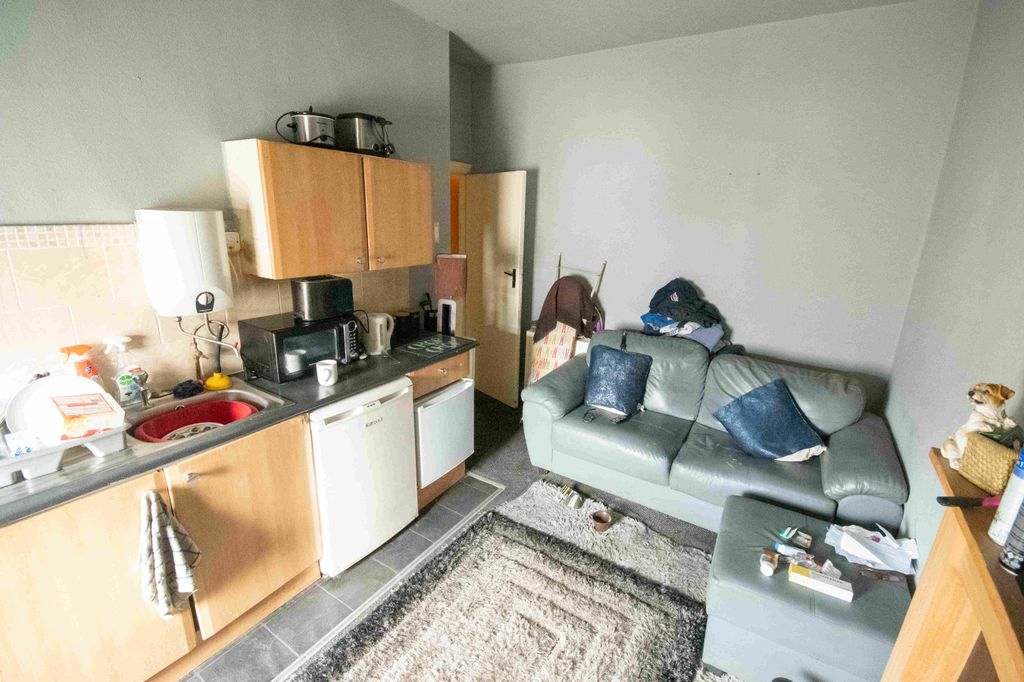 19 bed flat for saleCentral Drive, Blackpool FY1 photo 4