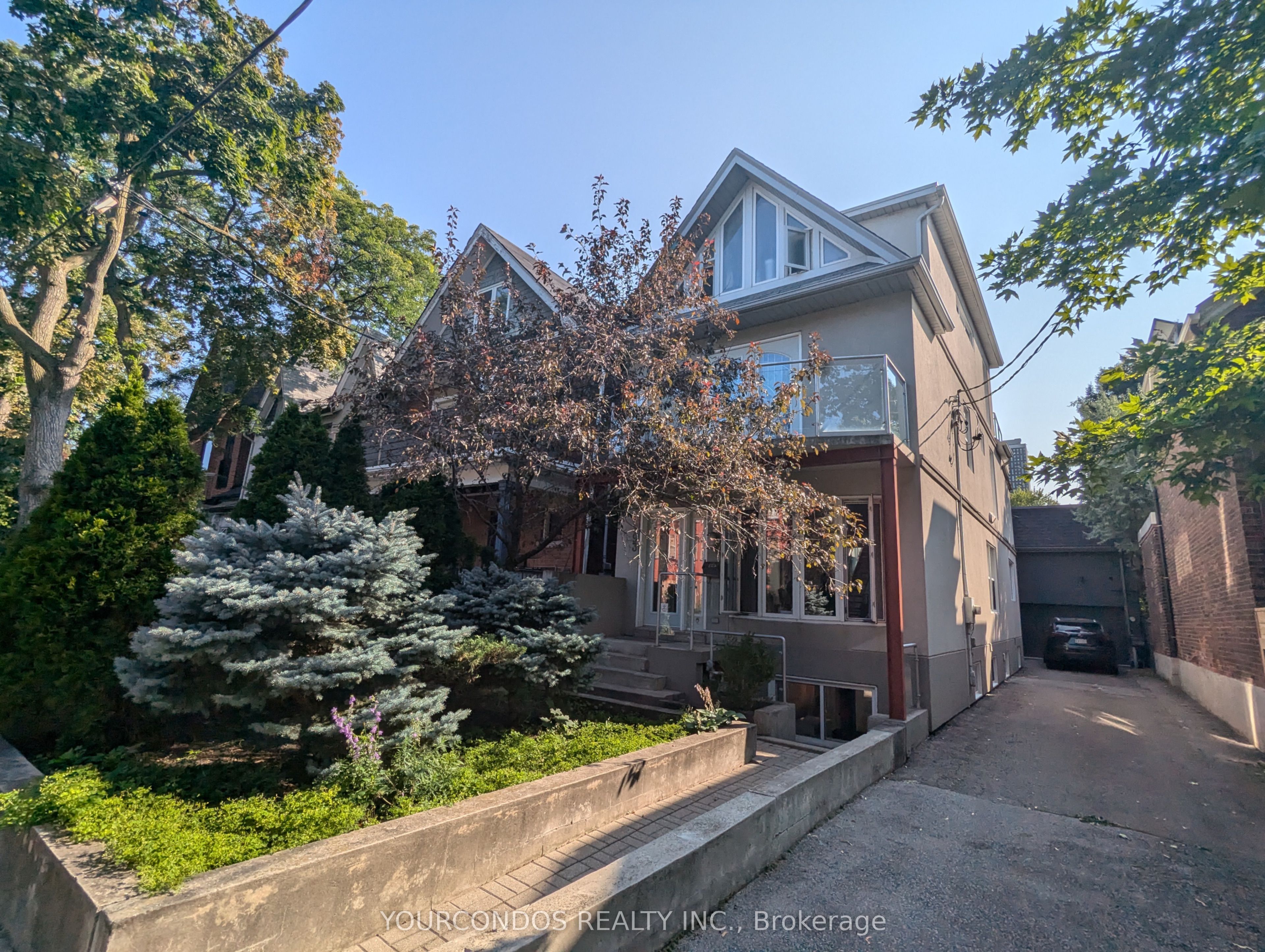 Upper A-193 Brunswick Avenue, Toronto, ON, M5S 2M4