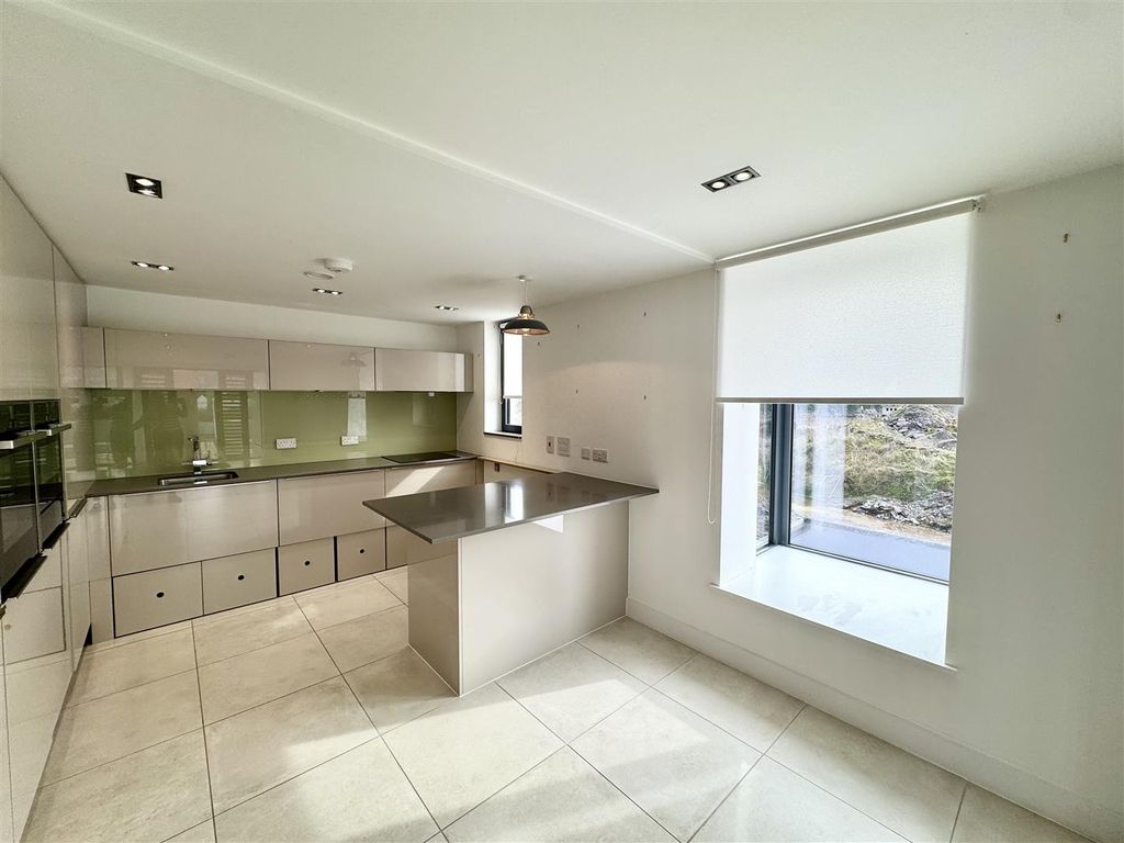 2 bed flat for saleSevern Quay, Chepstow NP16 photo 3