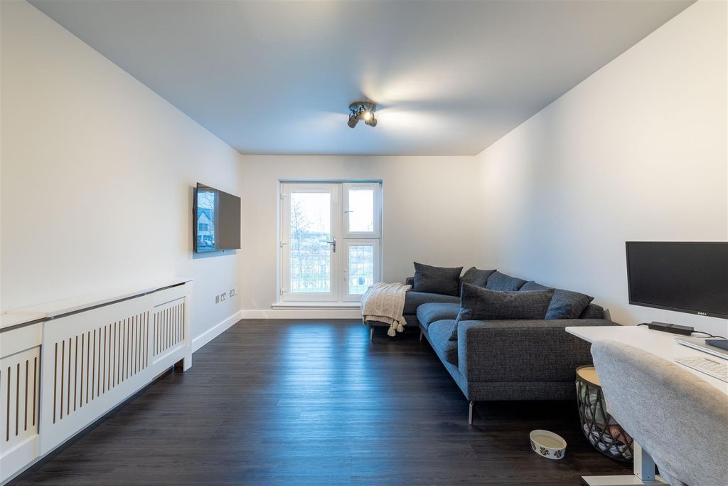 2 bed flat for saleCroll Gardens, Perth PH1 photo 2