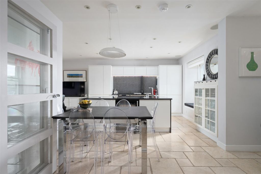 4 bed flat for saleKing James Place, Perth PH2 photo 4