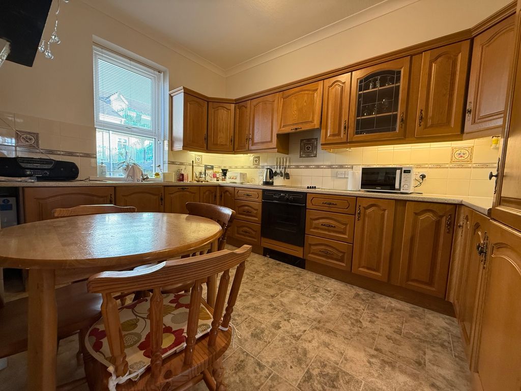 3 bed flat for saleSutton Gardens, Sutton Street, Tenby SA70 photo 3