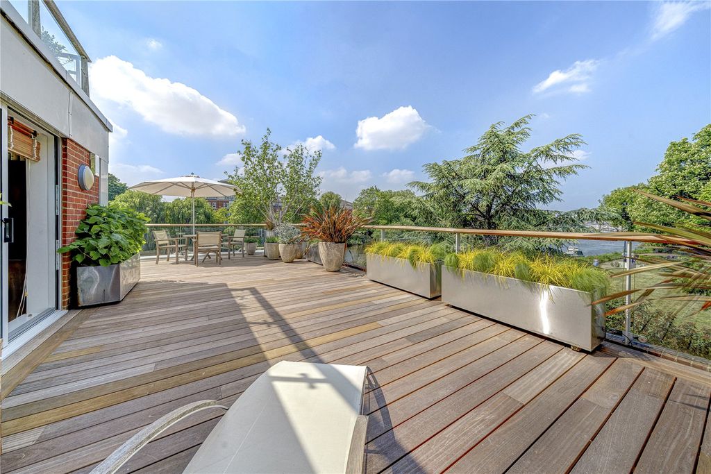 3 bed flat for salePetersham Road, Richmond, Surrey TW10 photo 4