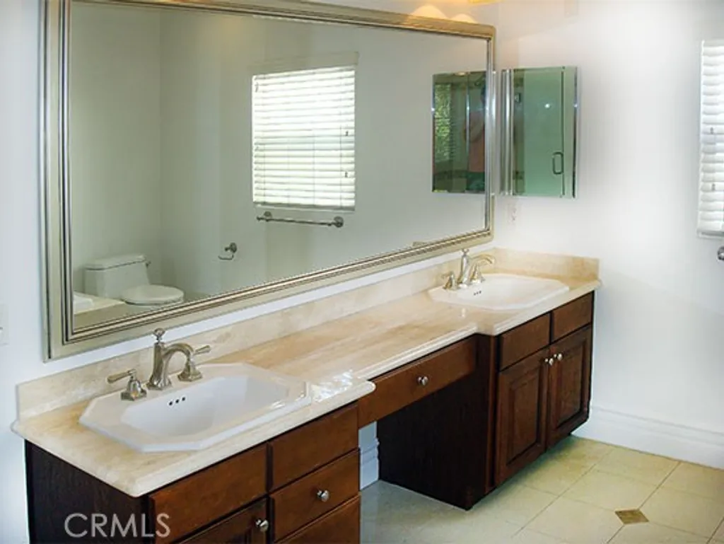 Additional image 18 of 10640 Woodbridge Street Unit PH2, Toluca Lake, CA 91602