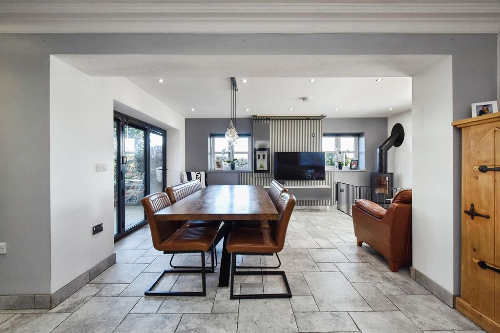 Additional image 13 of 4 bed detached house for saleThe Oaks, Quakers Yard, Treharris CF46