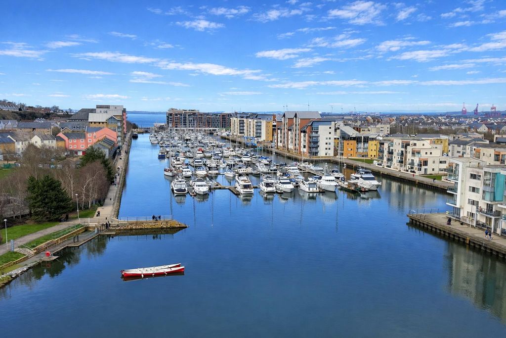 2 bed flat for saleThe Mirage, Portishead BS20 photo 3