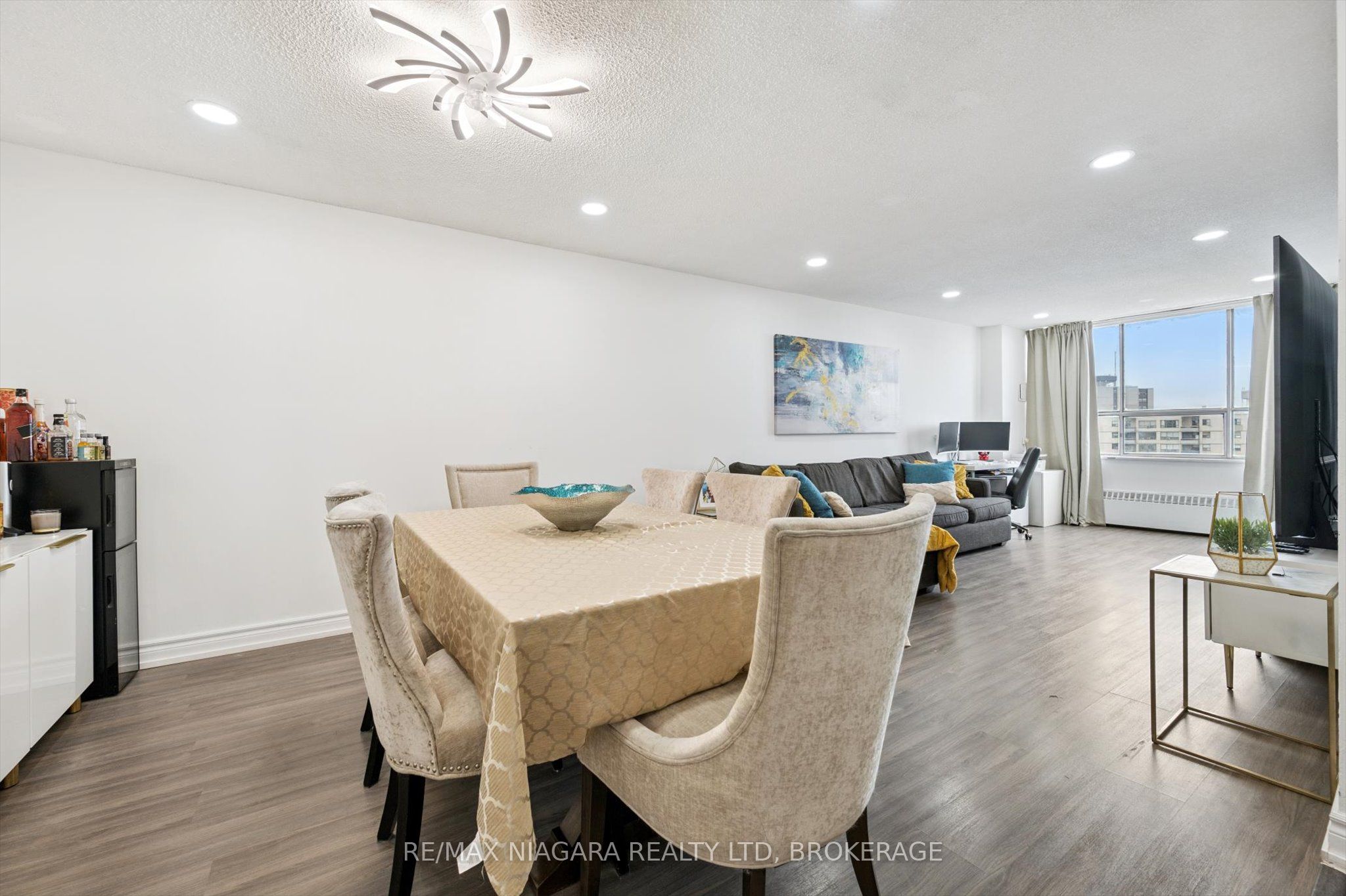 Additional image 4 of 2306-340 Dixon Road, Toronto, ON, M9R 1T1