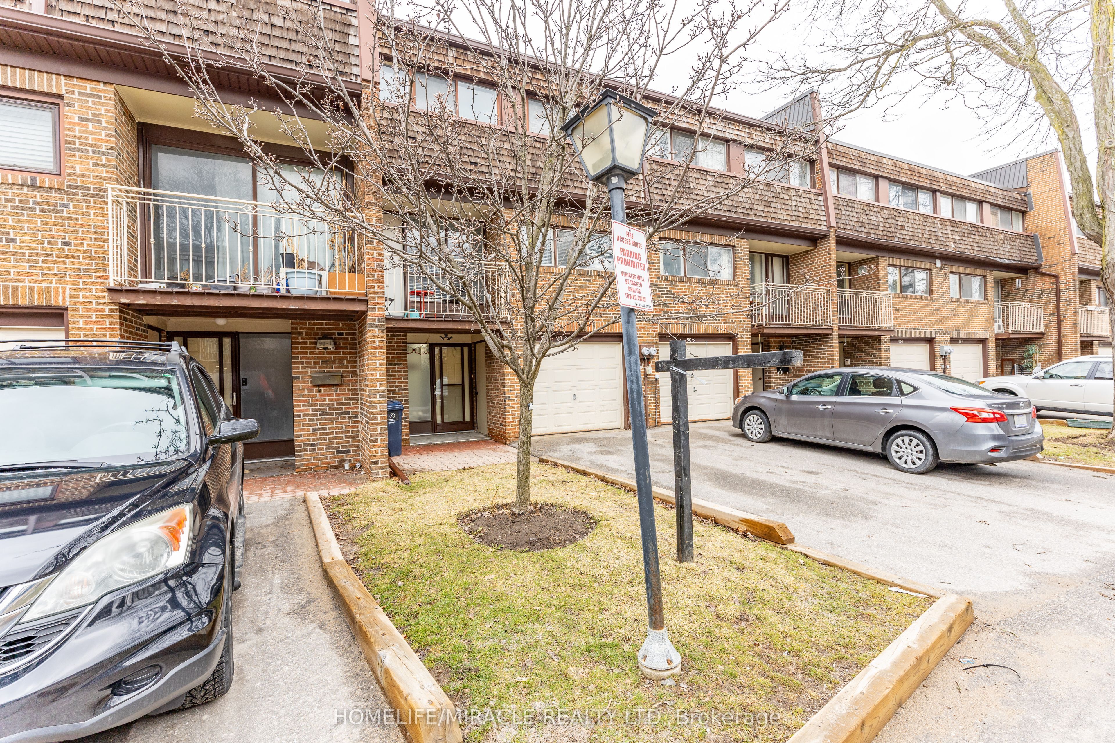2 - 90 Castlebury Crescent