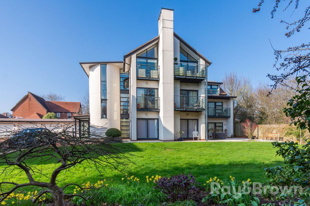3 bed flat for saleSeren Court, Cyncoed Road, Cardiff CF23