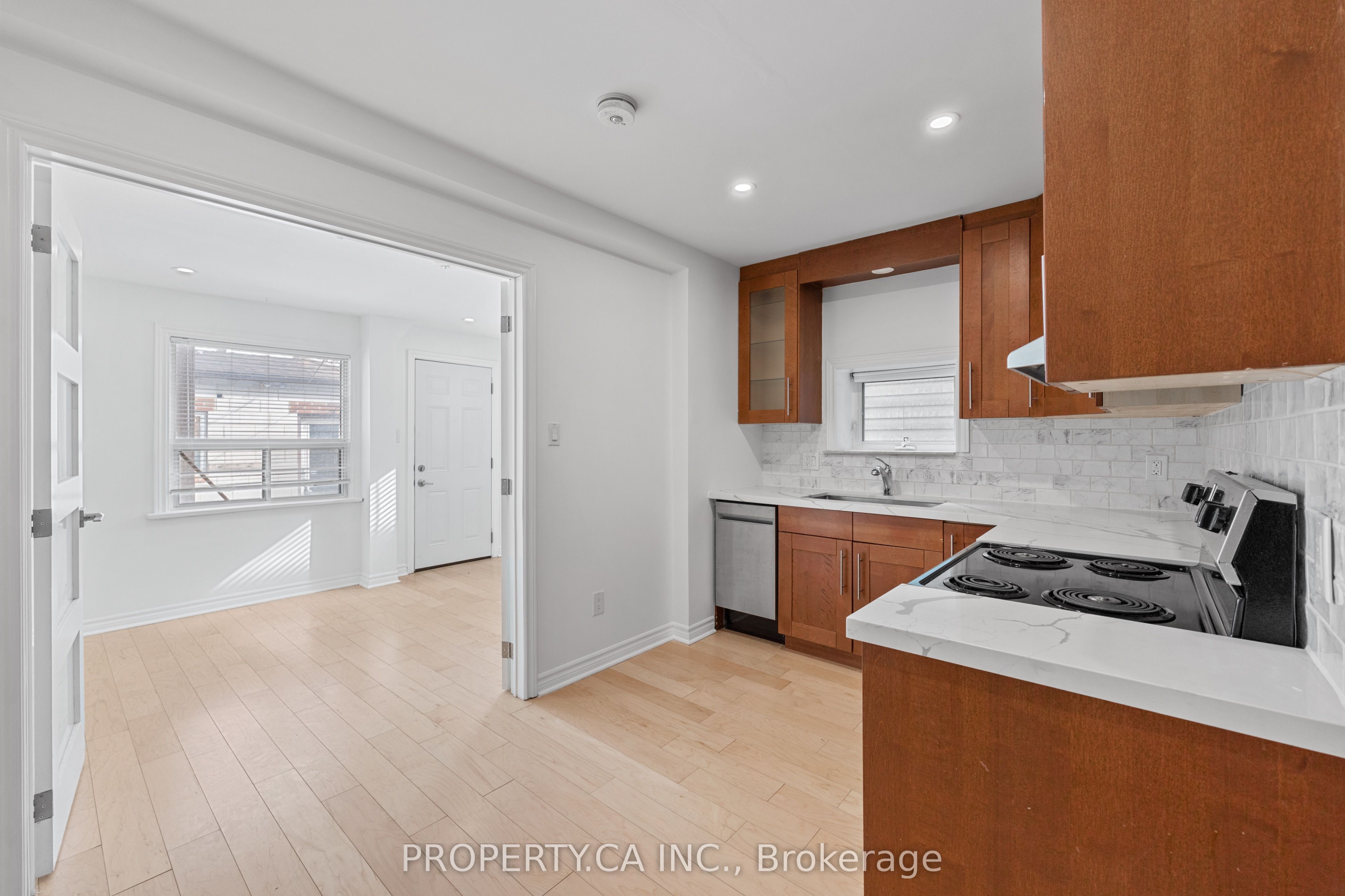 Additional image 4 of 679 Vaughan Road, Toronto, ON, M6E 2Y7