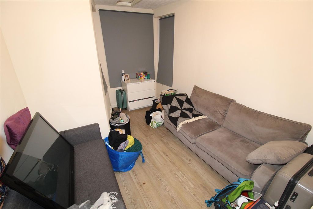 5 bed flat for saleWood Road, Treforest CF37 photo 4