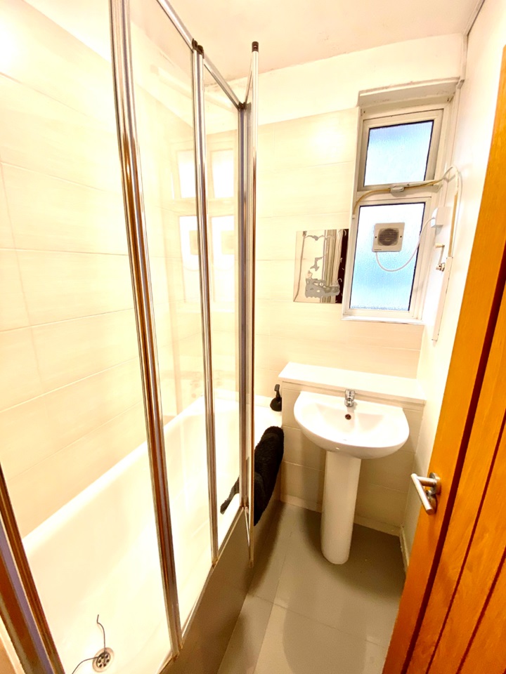 Additional image 10 of 3 Bed Flat, Kirtley House, SW8, N1 7GU