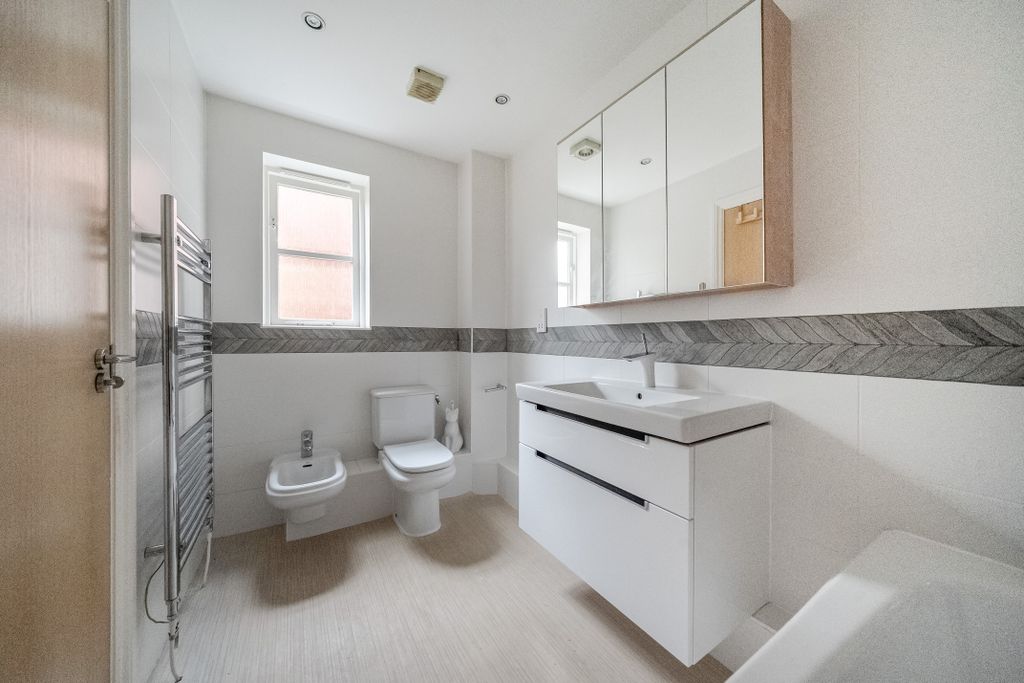 Additional image 16 of 2 bed flat for saleRay Mead Road, Maidenhead SL6