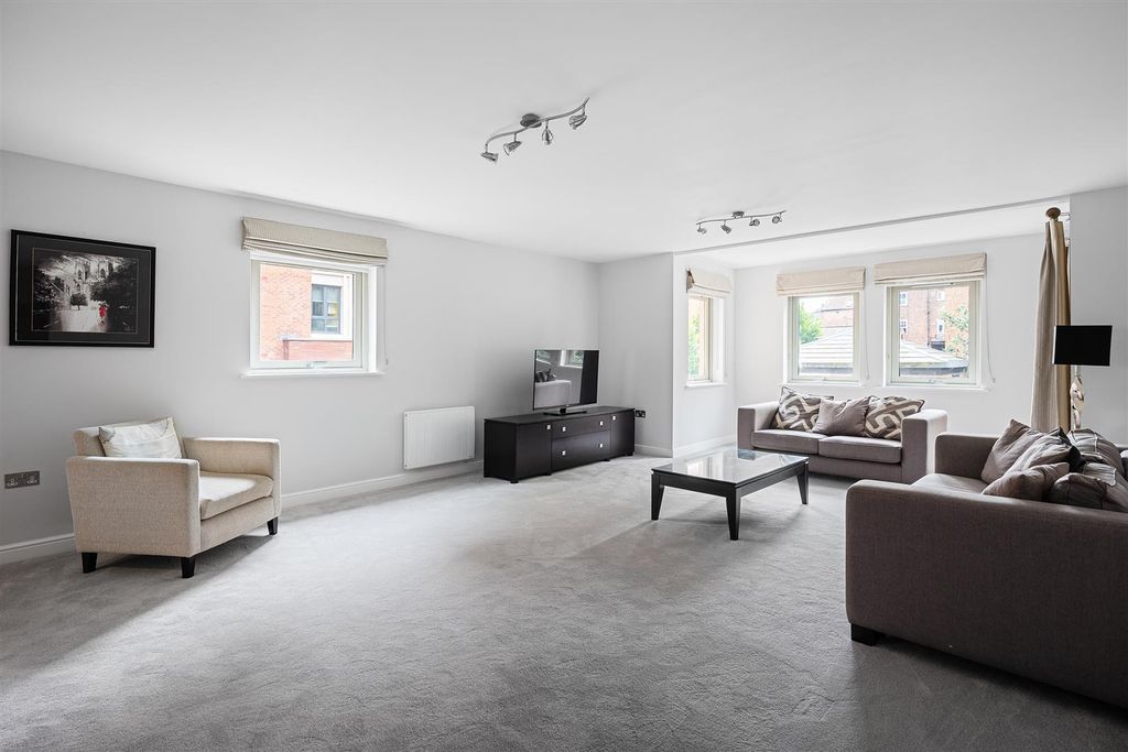 3 bed flat for saleDixons Yard, Off Walmgate, York YO1 photo 2