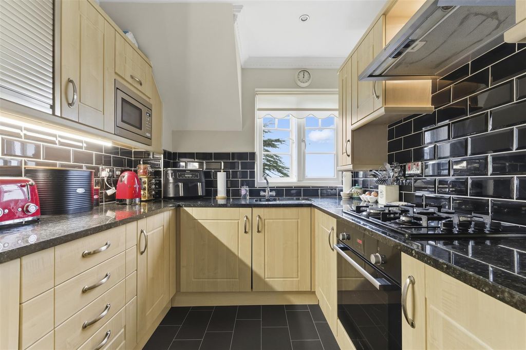 Additional image 3 of 2 bed flat for saleWestern Courtyard, Talygarn, Pontyclun CF72