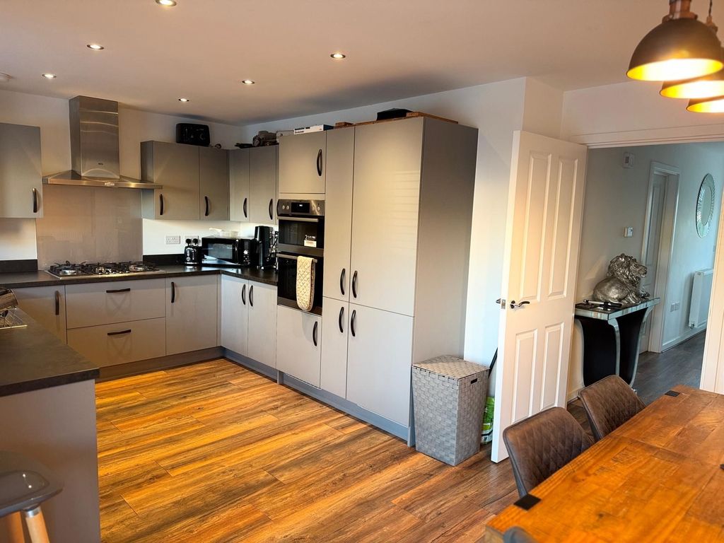 Additional image 3 of 4 bed flat for saleAldermans Drive, Peterborough PE3