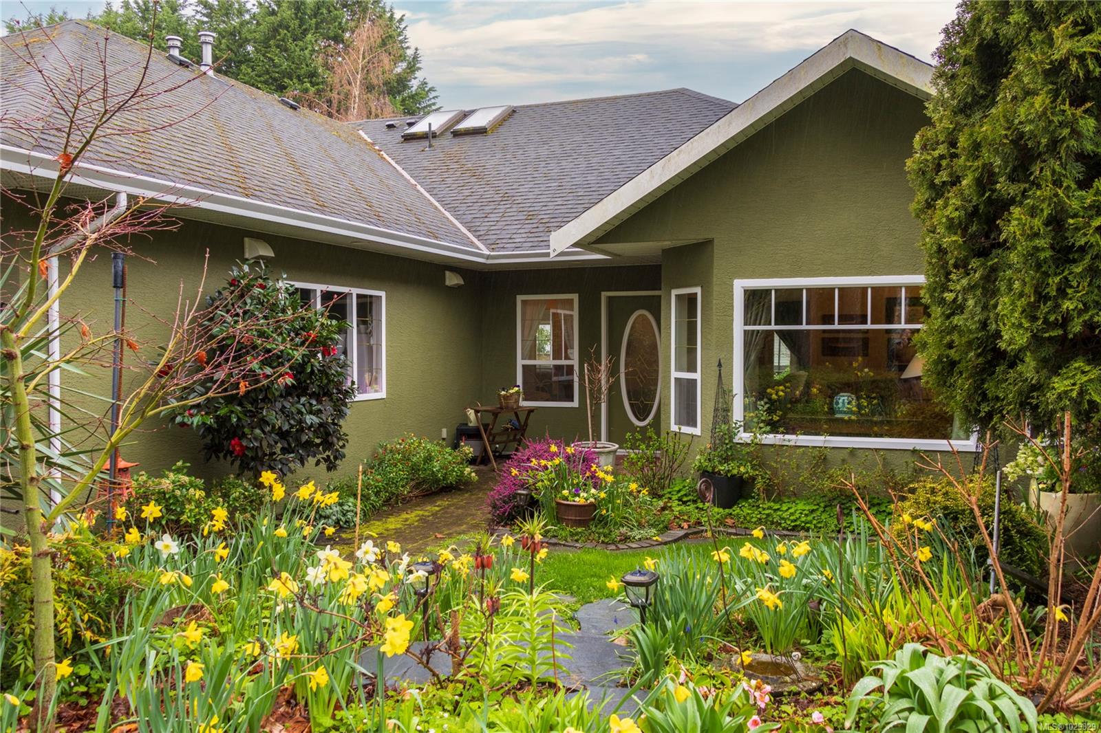 1058 Holly Park Road, Central Saanich, BC, V8M 1H8