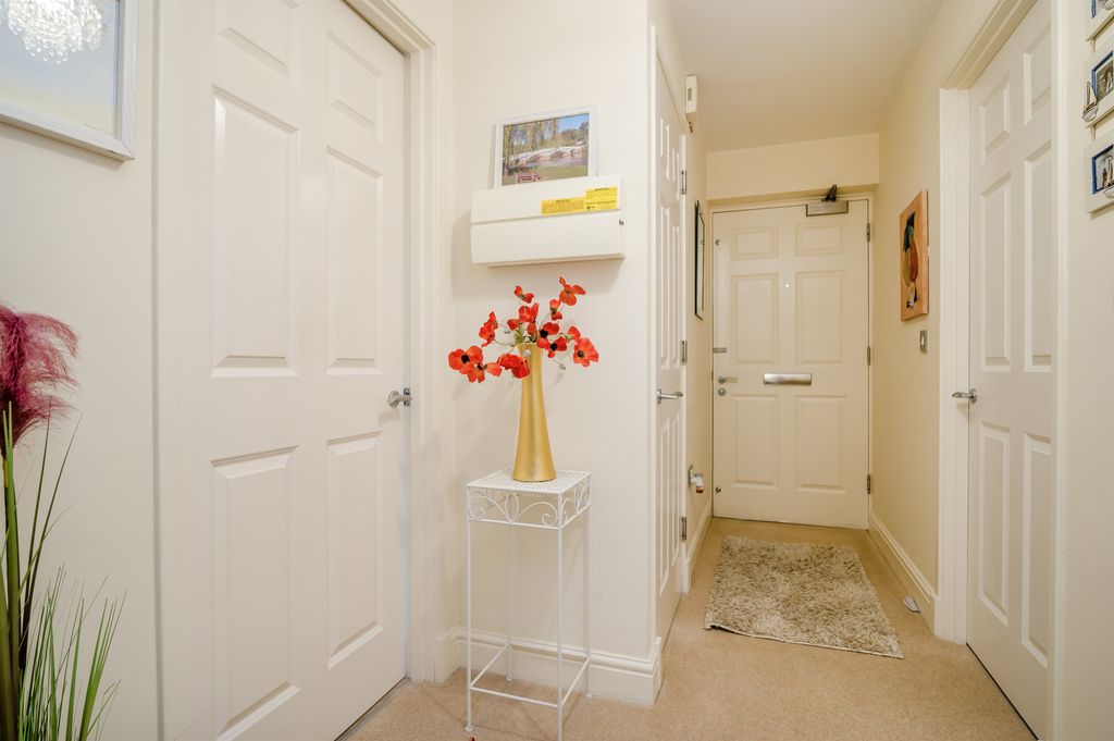 2 bed flat for saleThe Mount, Mount Way, Chepstow, Monmouthshire NP16 photo 5