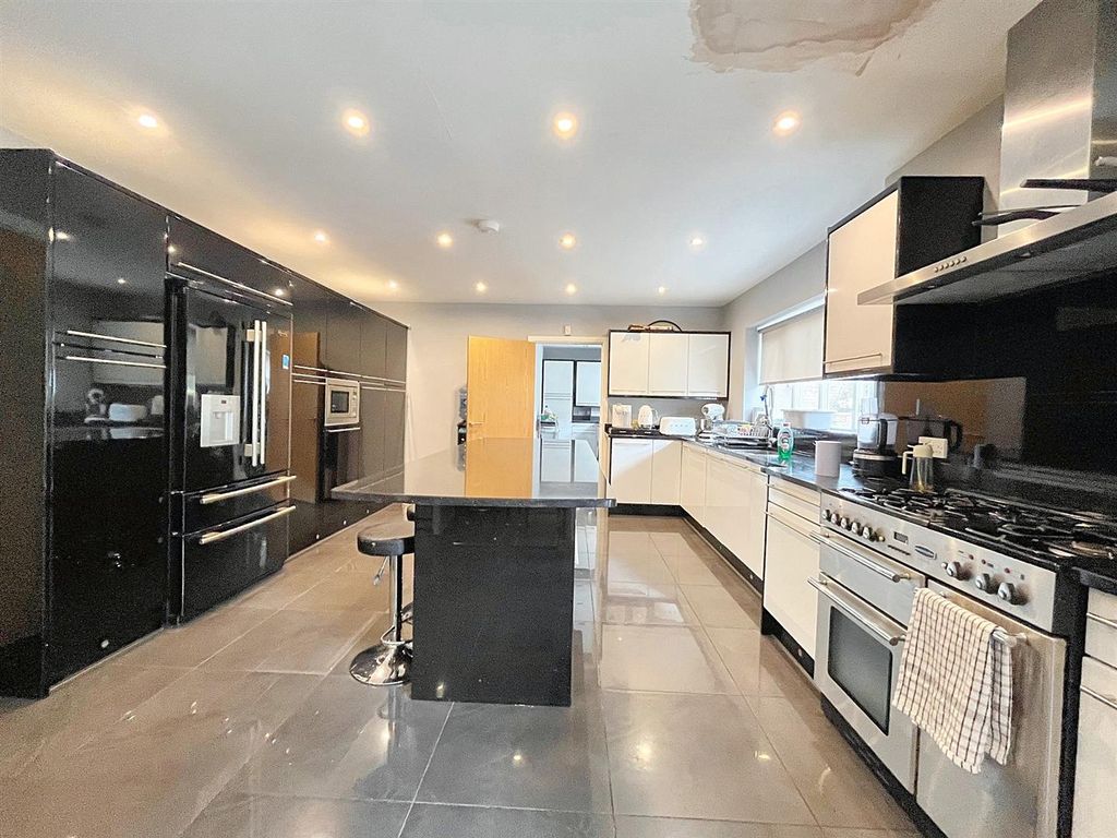 6 bed detached house for saleBlacksmiths Way, Coedkernew, Newport NP10 photo 4