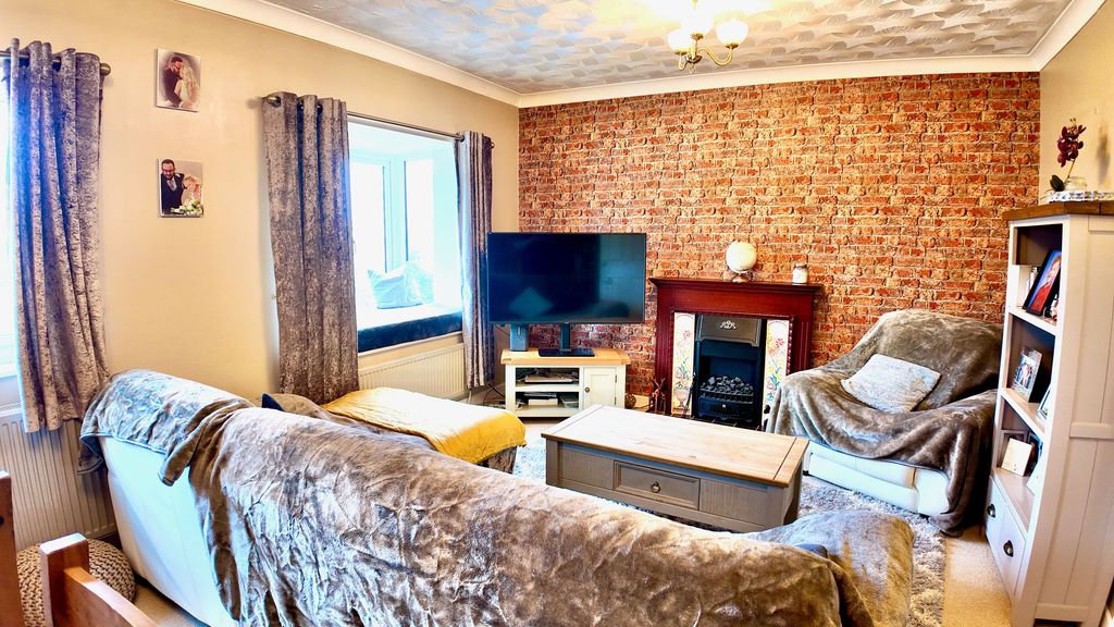 2 bed flat for saleCae Gorlan Court, Abercarn NP11 photo 4