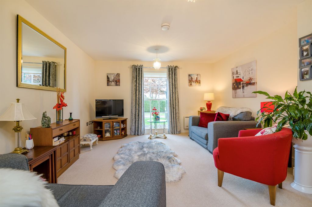 2 bed flat for saleThe Mount, Mount Way, Chepstow, Monmouthshire NP16 photo 3