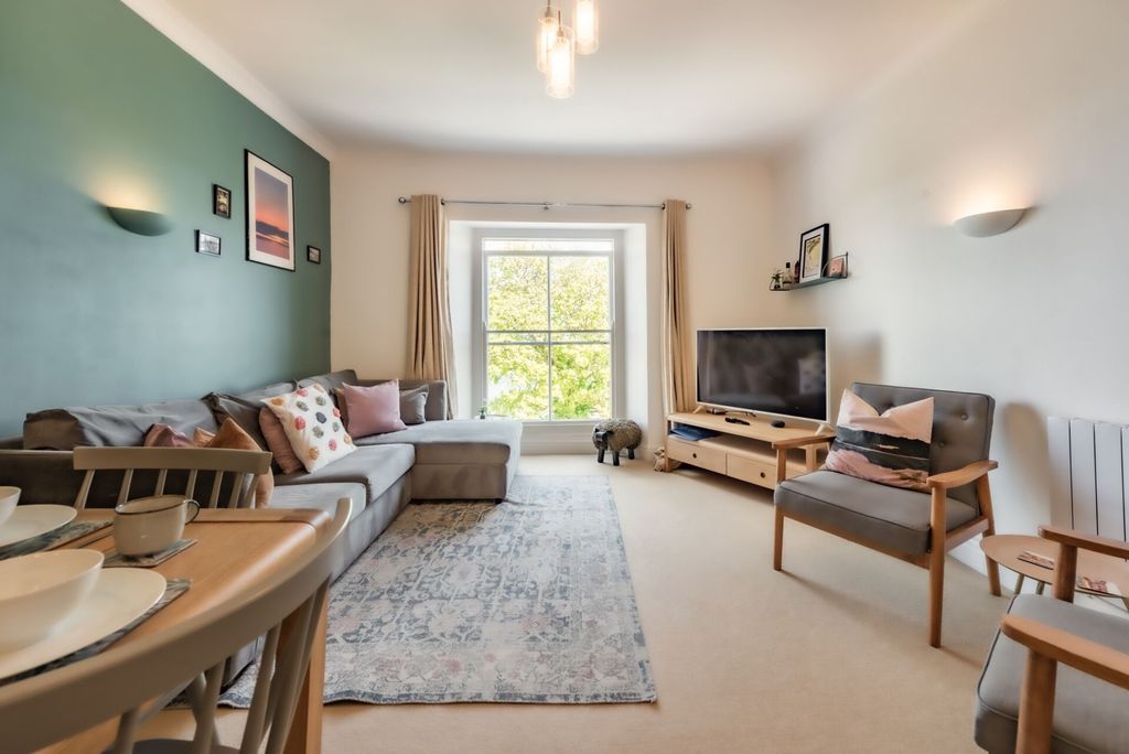 3 bed flat for saleThe Croft, Tenby SA70 photo 5