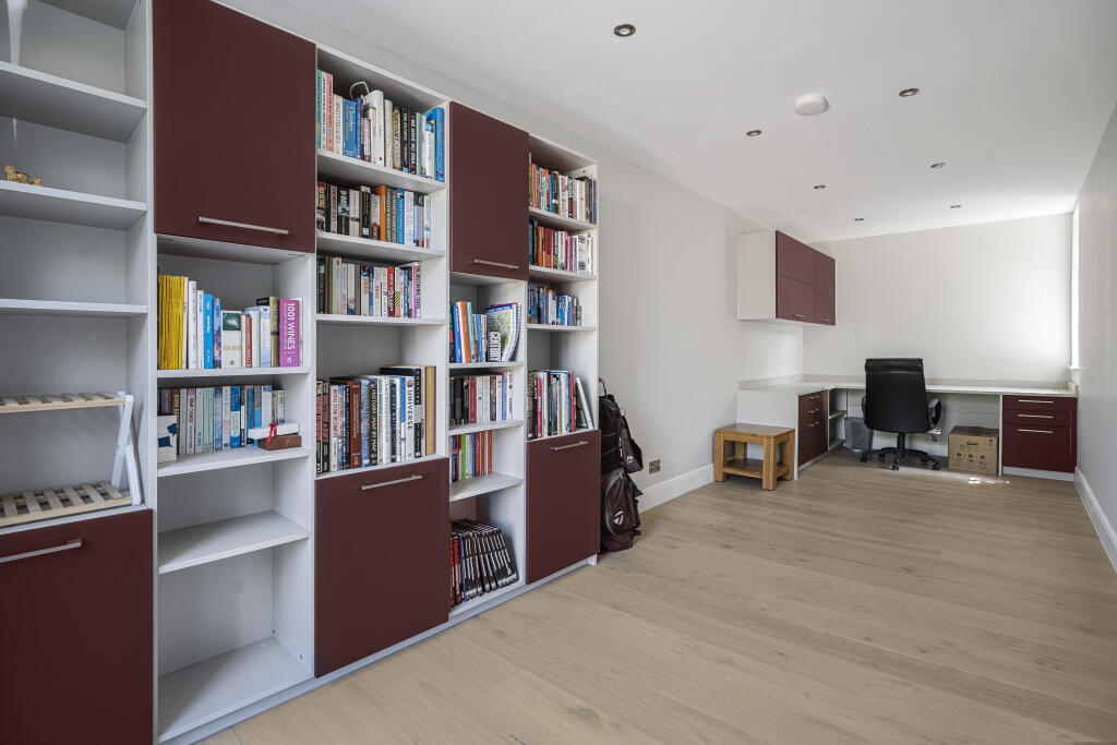 Additional image 10 of St. Bernards Road, St. Albans, Hertfordshire, AL3