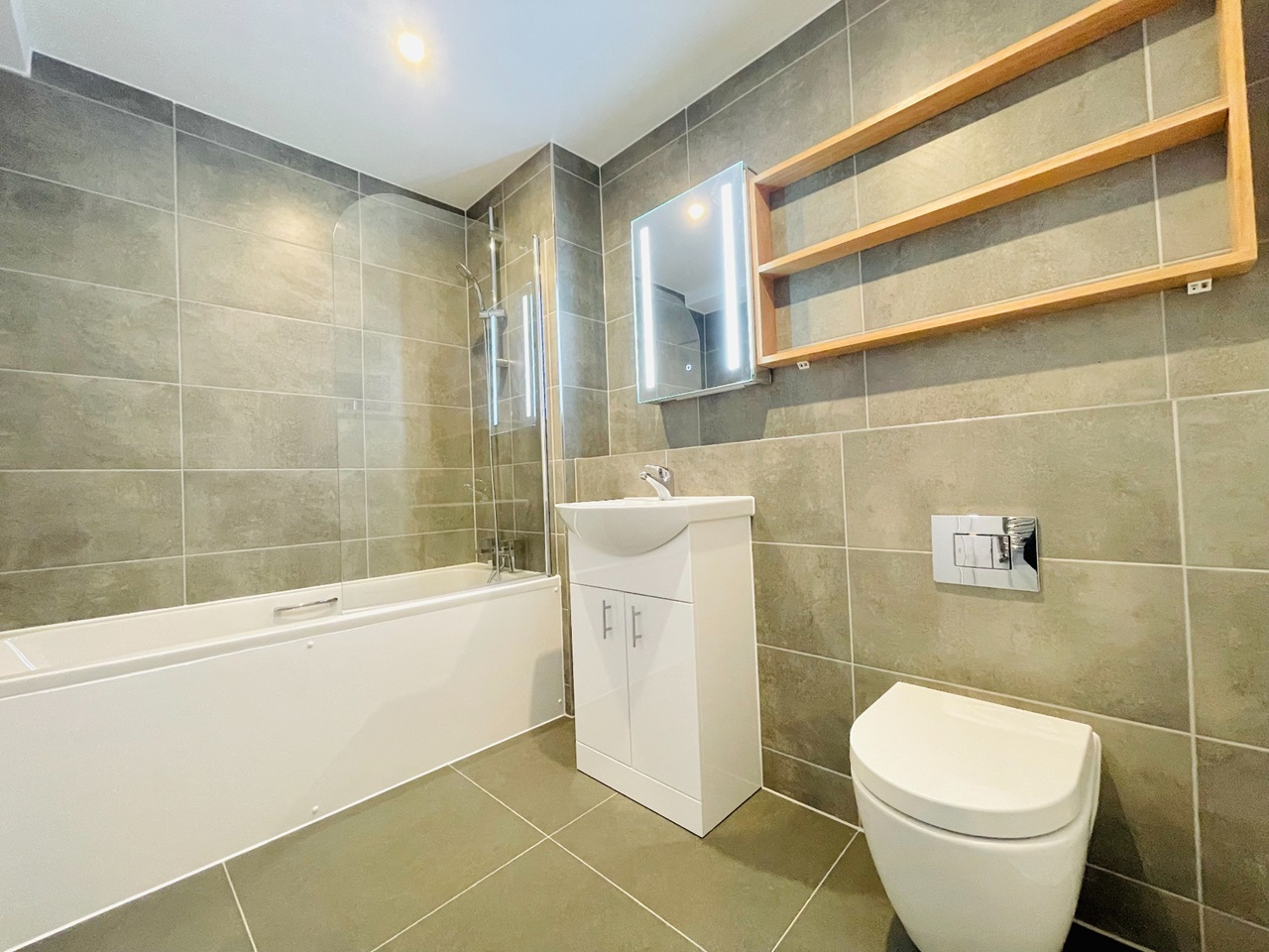 Additional image 7 of 2 Bed Flat, Wandsworth Road, SW8, N1 7GU