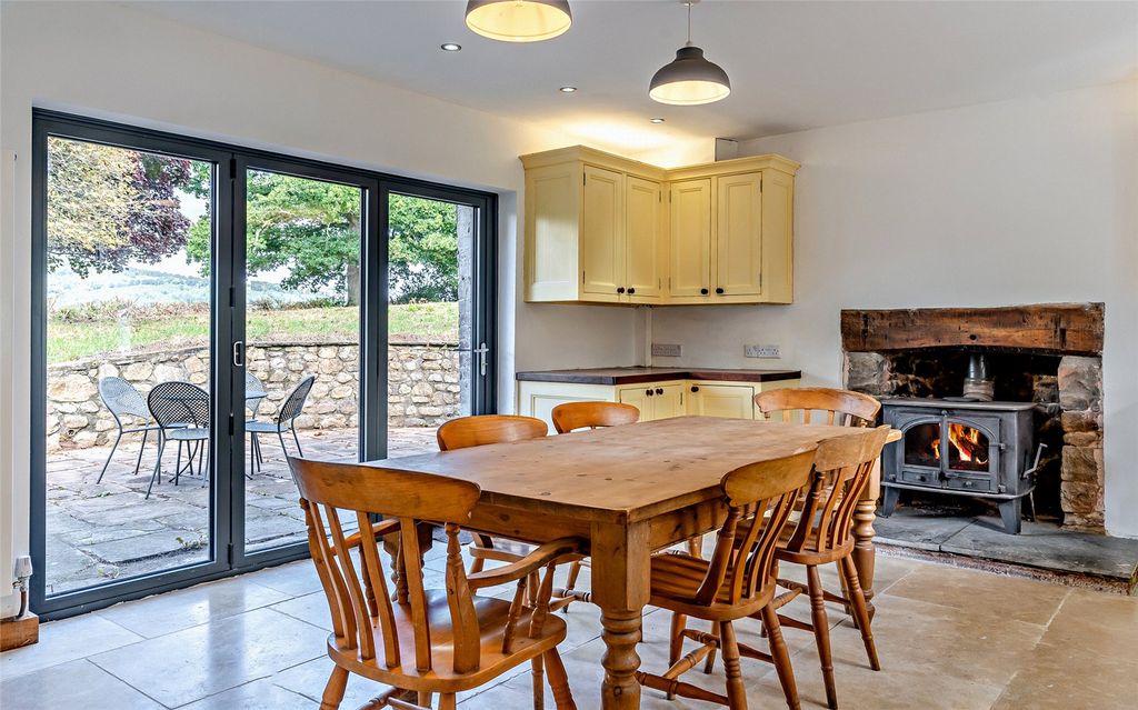 5 bed equestrian for saleLittle Mill, Pontypool, Monmouthshire NP4 photo 4