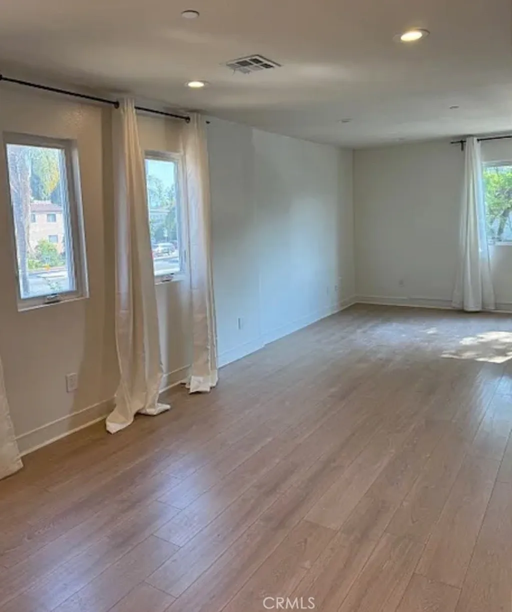 Additional image 17 of 427 N Heliotrope Dr, Los Angeles, CA 90004