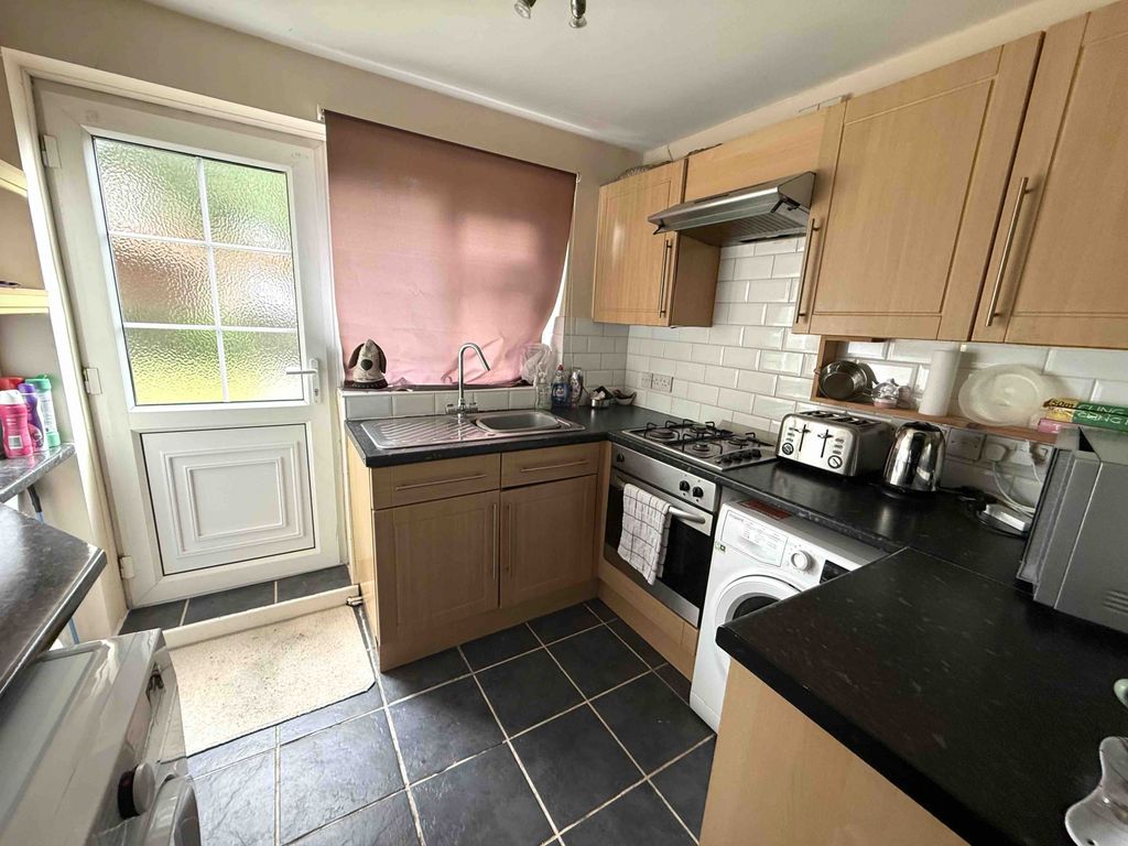 2 bed flat for saleWilkie Close, Scunthorpe DN15 photo 2