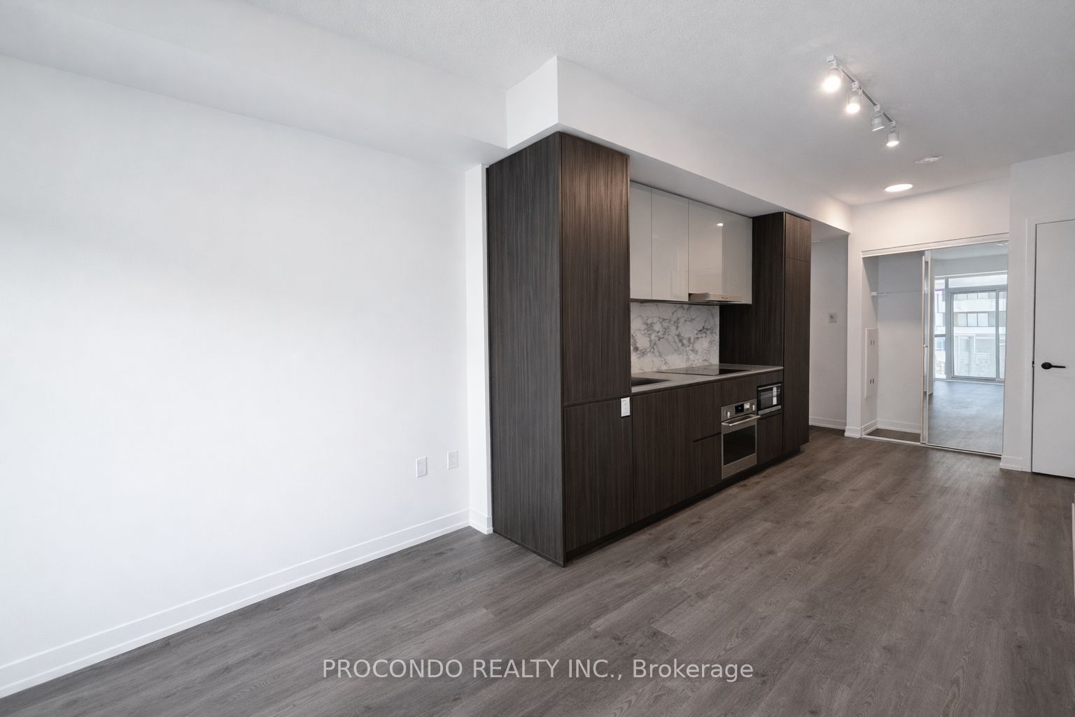 5801-8 Interchange Way, Vaughan, ON, L4K 5Z7 photo 2