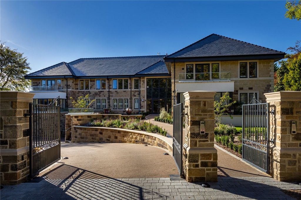 3 bed flat for saleApartment 7, Silver Gates, Wigton Lane, Leeds, West Yorkshire LS17