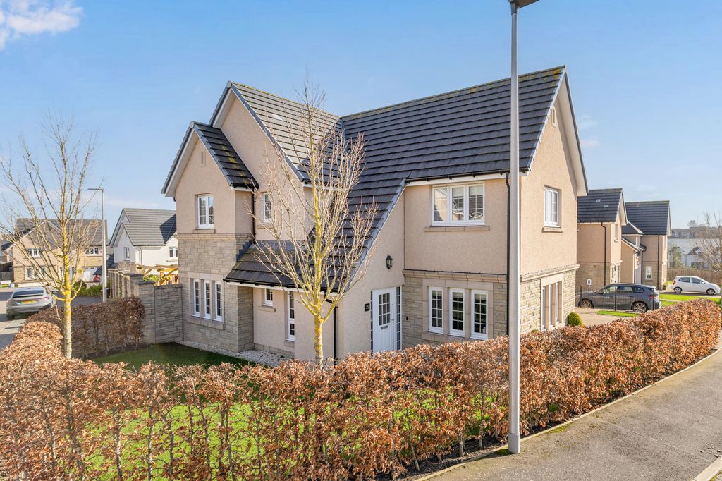 5 bed detached house for sale29 Ashgrove Gardens, Loanhead EH20