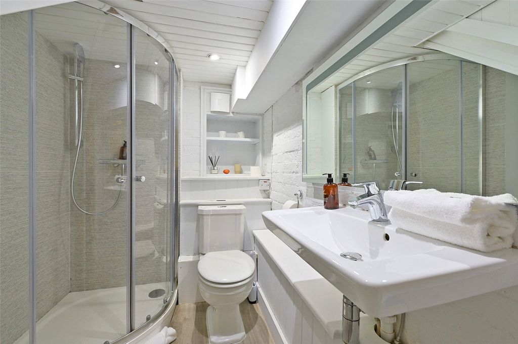 Additional image 12 of 2 bed flat for saleStation Road, Henley-On-Thames, Oxfordshire RG9