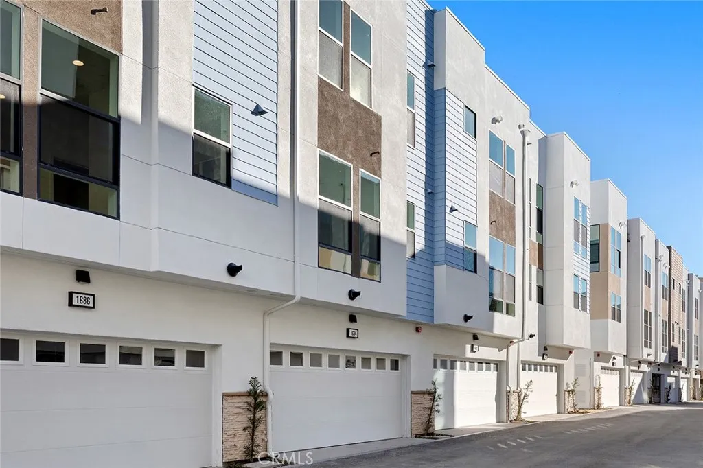 1684 Topanga, Costa Mesa, CA 92627