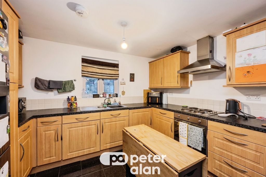 2 bed flat for saleGeraint Jeremiah Close, Neath SA11 photo 3