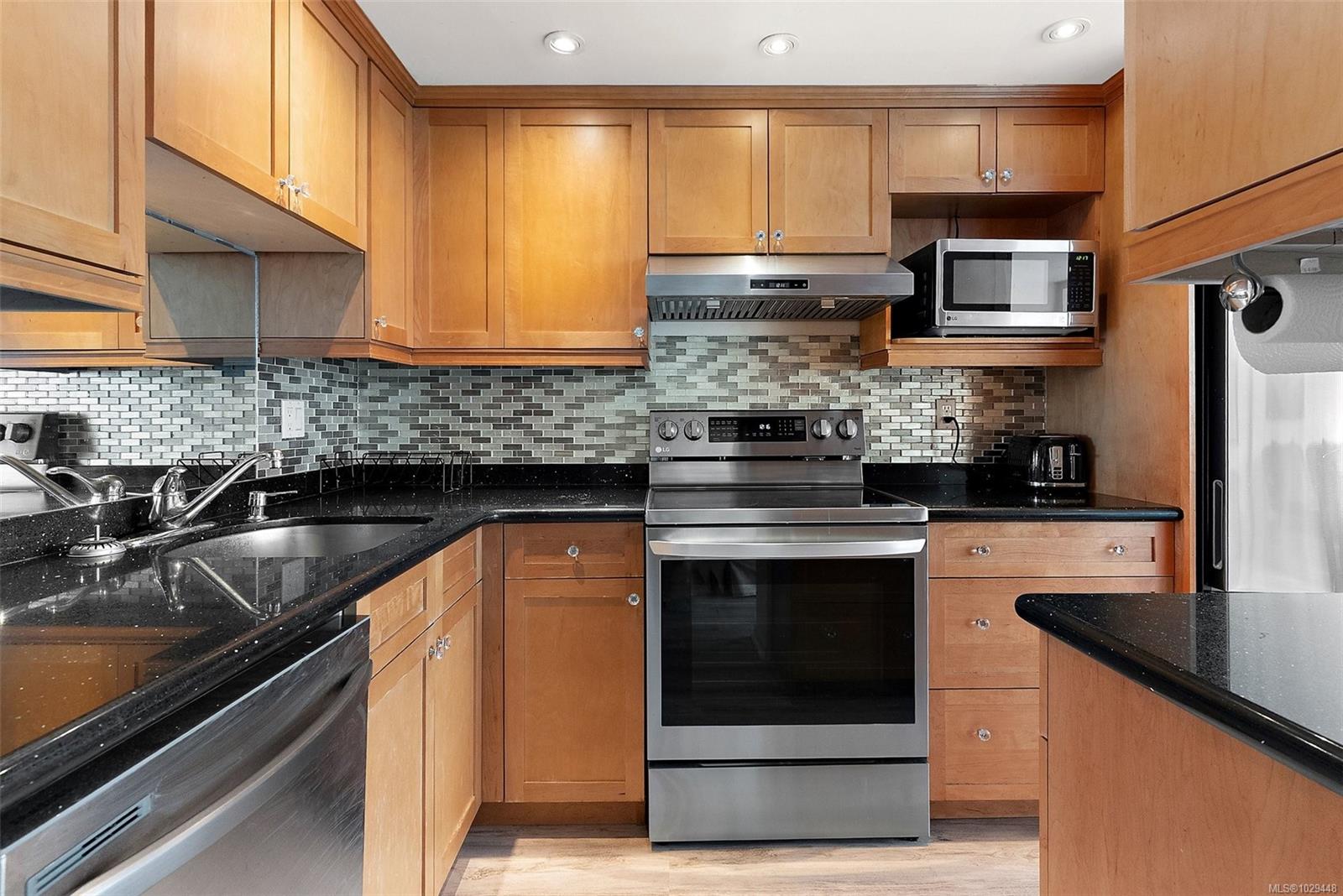 Additional image 3 of 104-325 Maitland Street, Victoria, BC, V9A 7E9
