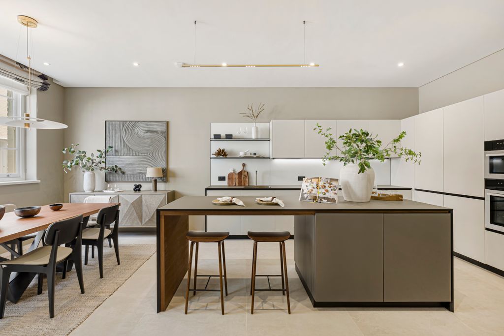 4 bed flat for salePrinces Gate Mews, London SW7