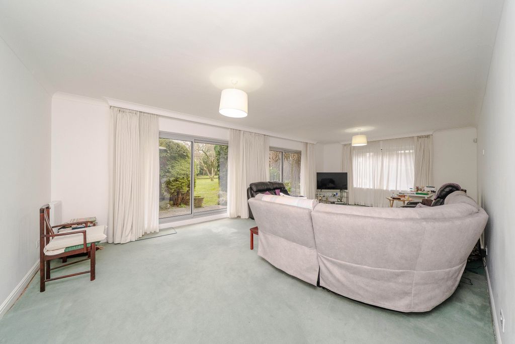 3 bed flat for salePetersham Place, Edgbaston B15 photo 4