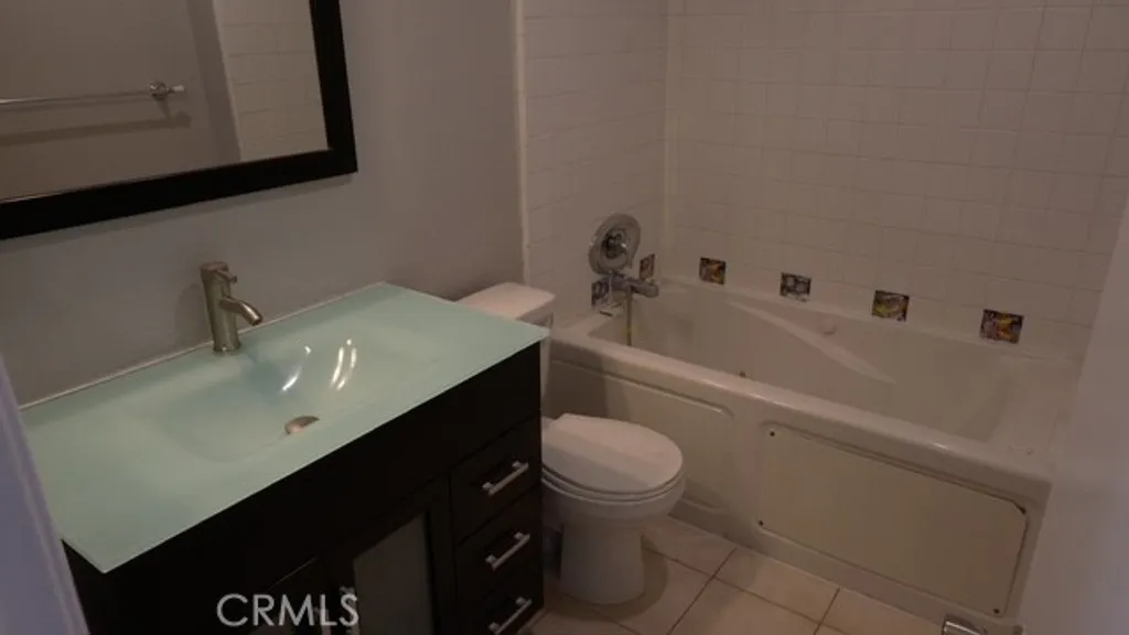 18555 Collins St Unit C33, Tarzana, CA 91356