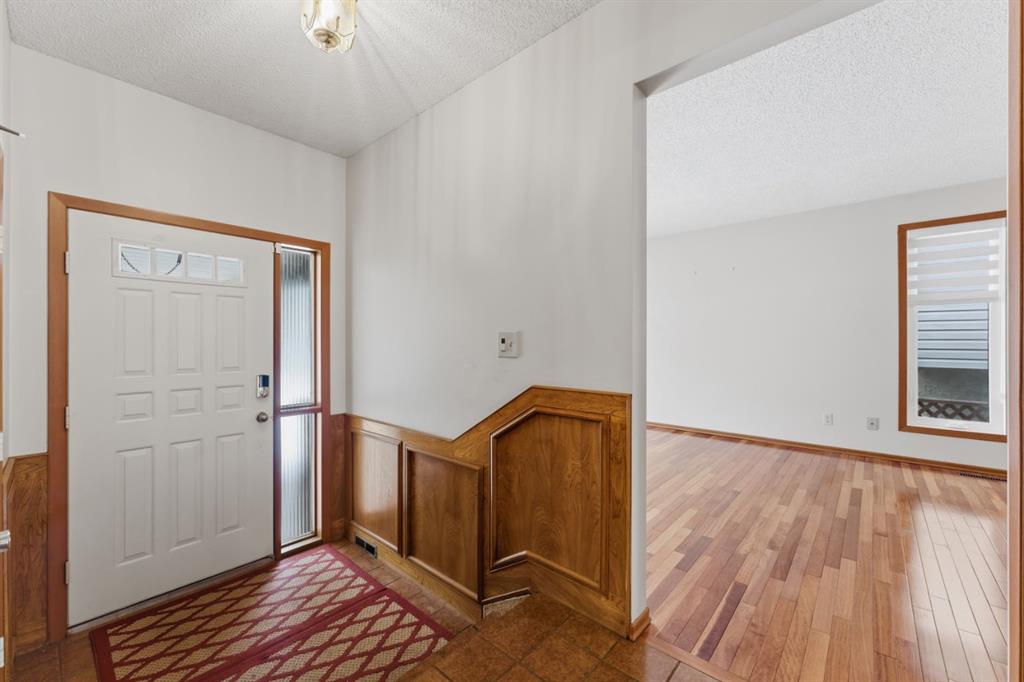 Additional image 3 of 28 Woodstock Way SW, Calgary, AB, T2W 5X3