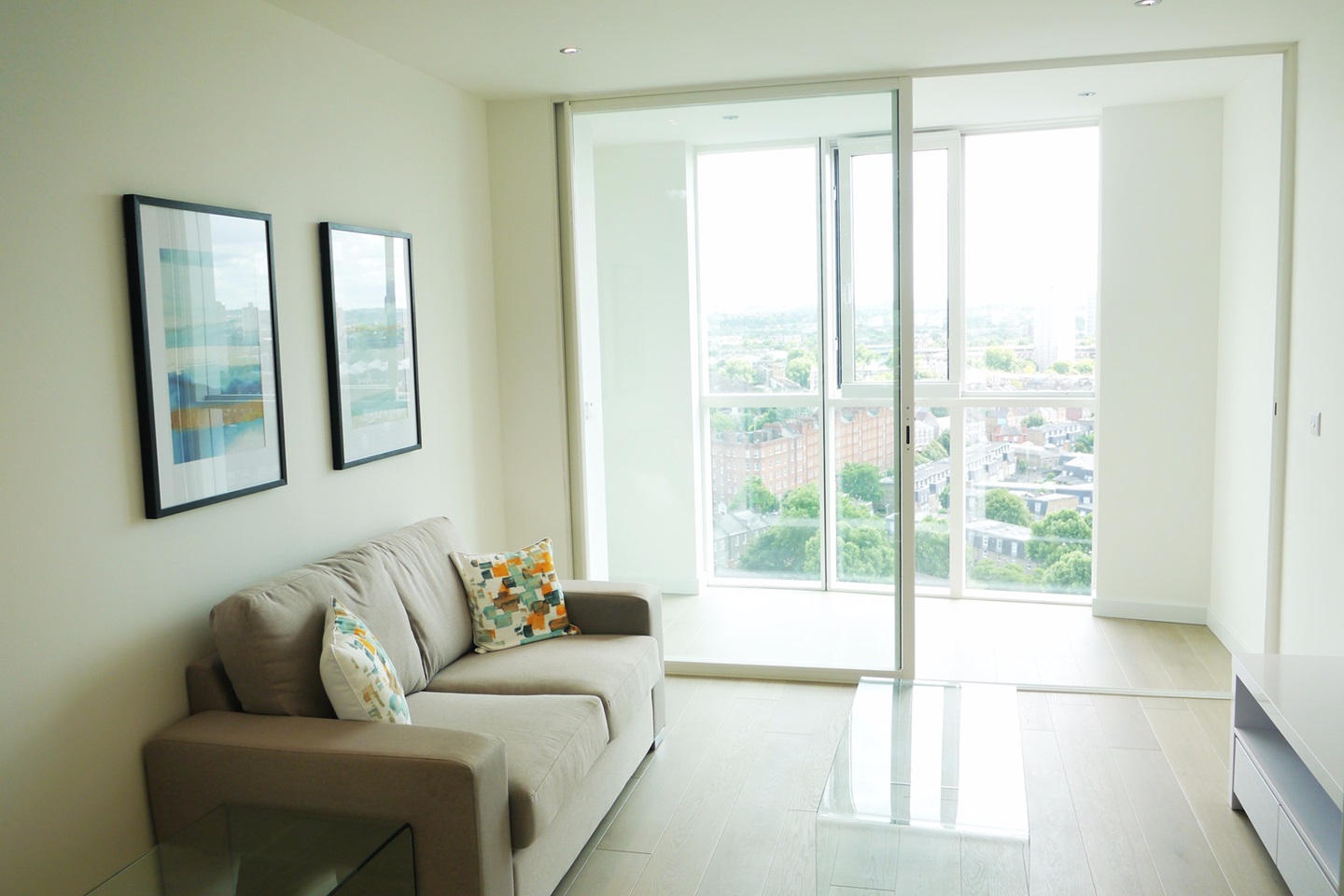 1 Bed Flat, Wandsworth Road, SW8, N1 7GU