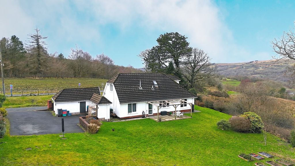 3 bed farm for saleCefn Byrle Road, Coelbren, Powys. SA10