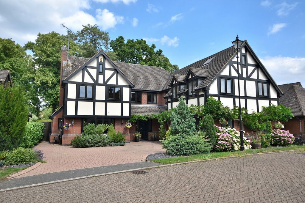 5 bed detached house for saleMedinah Close, Northampton NN4