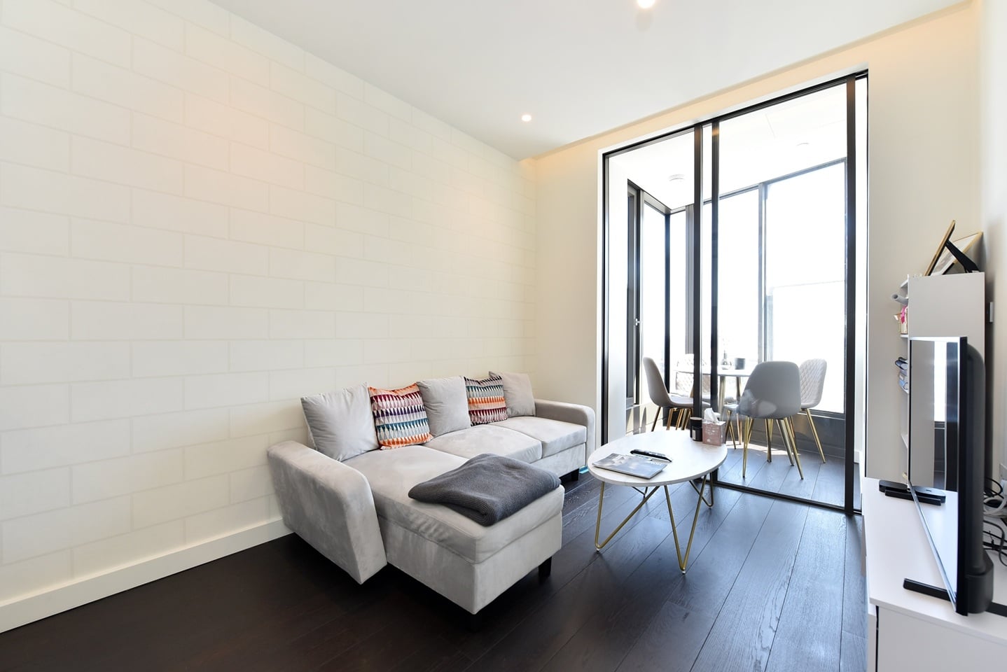 1 Bed Flat, Bondway, SW8, N1 7GU