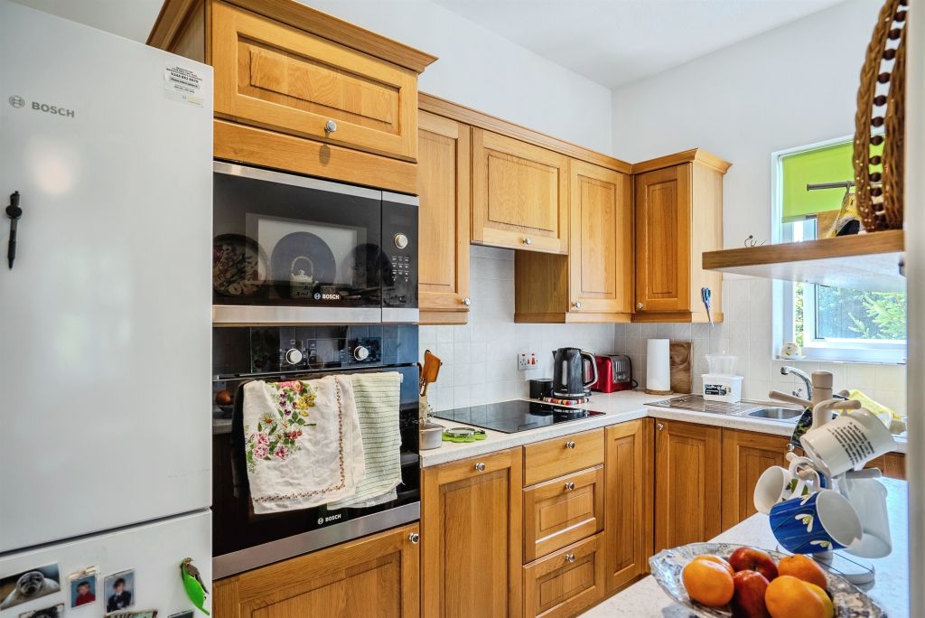 2 bed flat for saleThe Oldway Centre, Monmouth NP25 photo 4