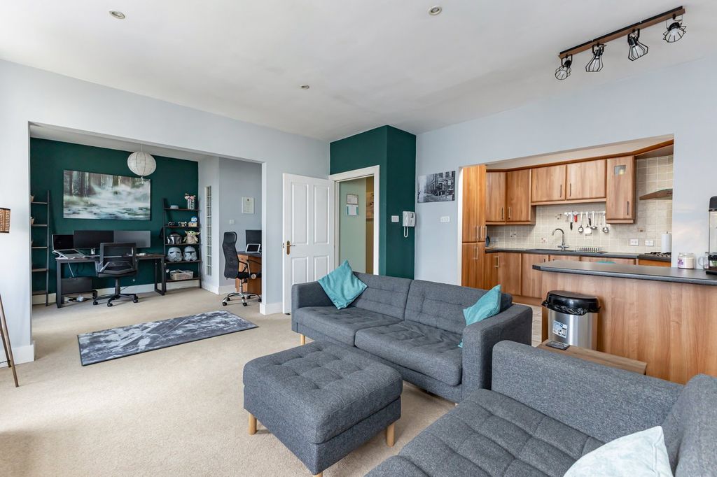 2 bed flat for saleLisburn Square, Lisburn BT28 photo 3