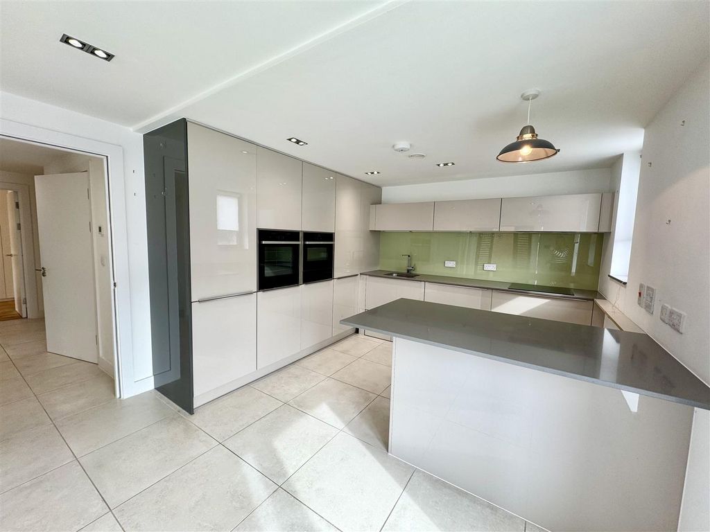 2 bed flat for saleSevern Quay, Chepstow NP16 photo 2